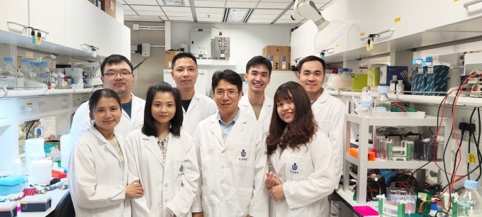 PGS Nguyễn Tuấn Anh (hàng đầu, đứng giữa) cùng nghiên cứu sinh Ngô Minh Khoa (hàng sau, ngoài cùng bên phải) và Lê Công Trực (bên cạnh Khoa). Ảnh: Nhân vật cung cấp