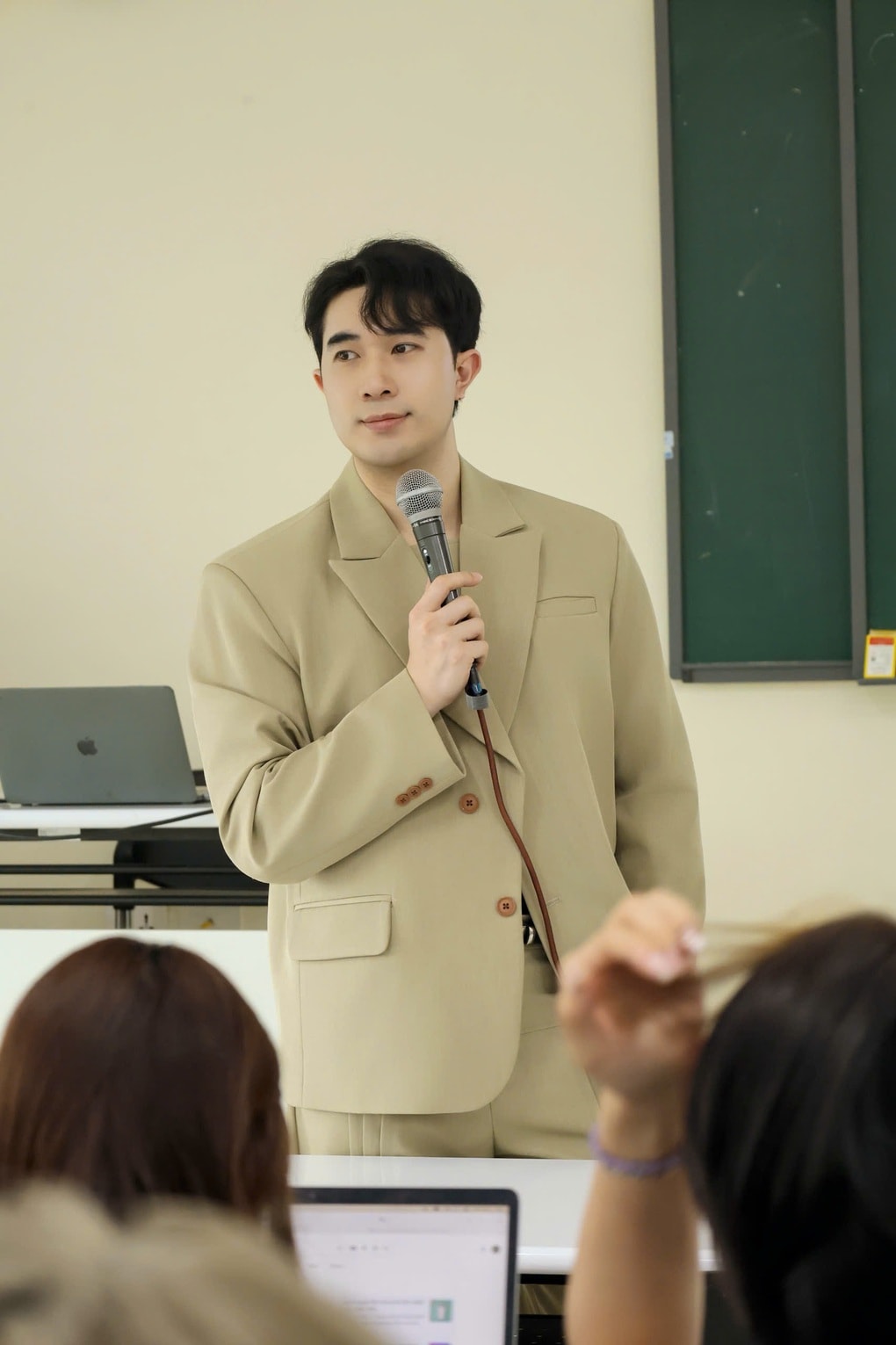 Giảng viên Gen Z gây sốt mạng xã hội vì hình ảnh chụp lén của sinh viên - 2