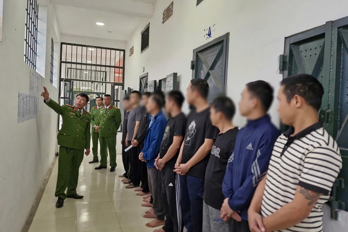 Cán bộ quản giáo tuyên truyền về quyền và nghĩa vụ bầu cử đối với người bị tạm giữ, tạm giam. Ảnh: Hòa Vang