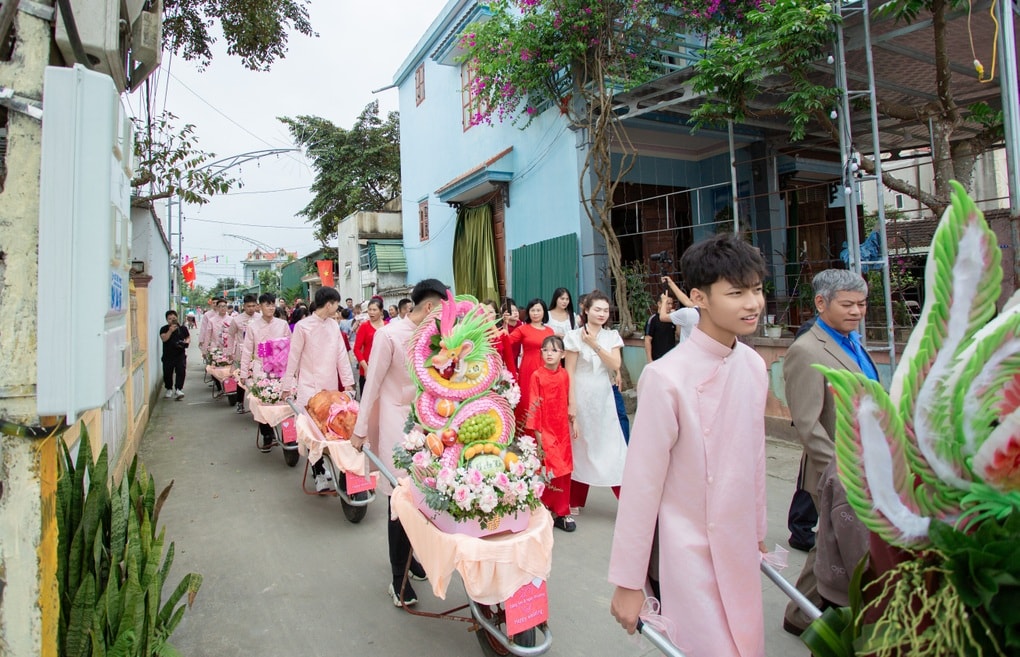 Chú rể dùng 9 xe rùa chở sính lễ đến nhà gái trong ngày ăn hỏi - 3