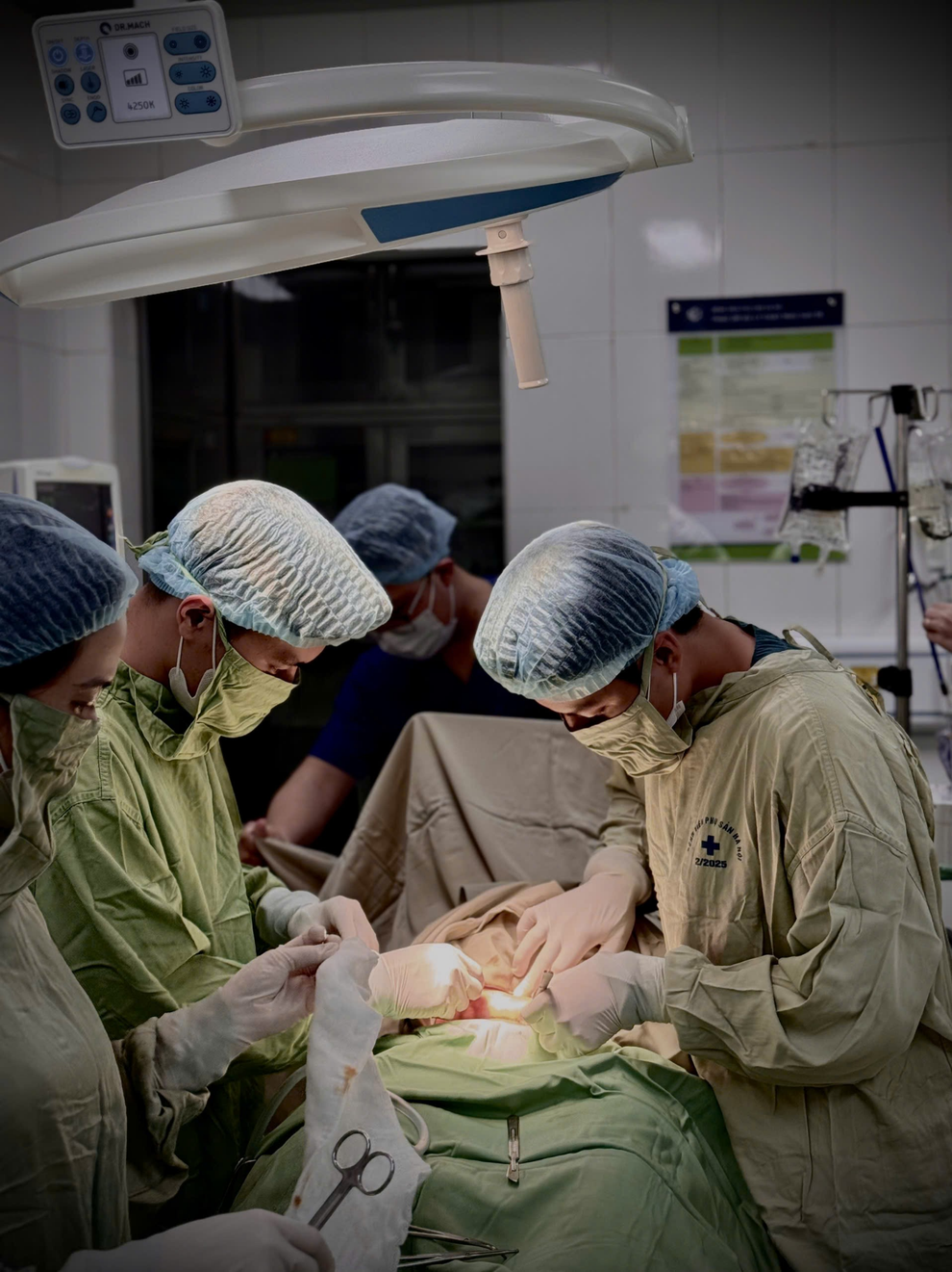 Bác sĩ nội trú khoe sấp bằng cấp gây “bão” mạng, tiết lộ khoản vay nợ 6 năm - 2