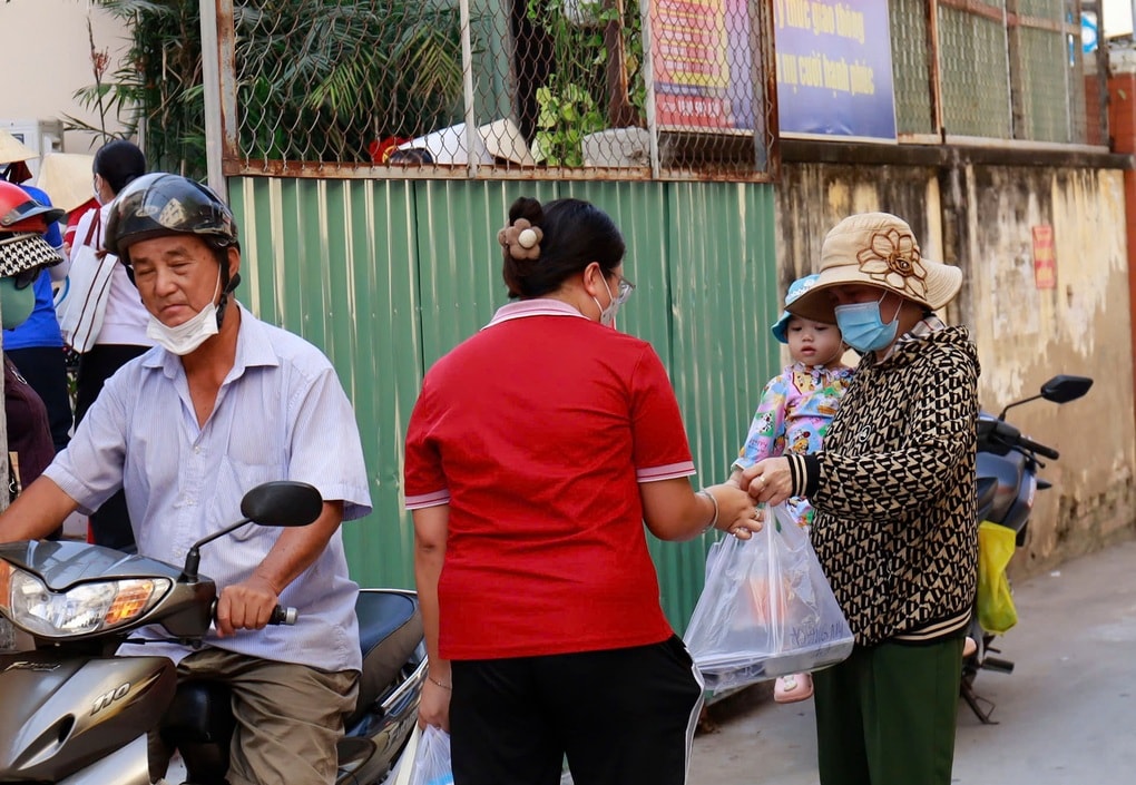 Vụ nghi “hô biến” thịt hết hạn: Công bố 7 trường dùng sản phẩm từ Sago Food - 1