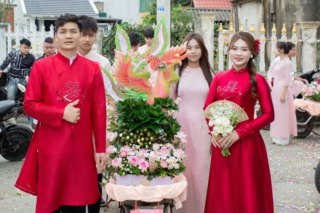 Chú rể dùng 9 xe rùa chở sính lễ đến nhà gái trong ngày ăn hỏi - 2