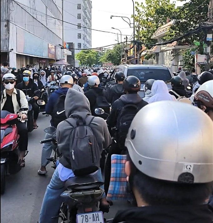 Sinh viên trường Đại học Công nghiệp xếp hàng dài phía ngoài để chờ gửi xe, gây ách tắc giao thông, ngày 10/3. Ảnh: P Tuấn