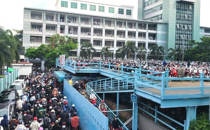 Sinh viên ra vào bãi giữ xe trường Đại học Công nghiệp TP HCM, THÁNG 9/2023. Ảnh: Hoàng Nguyễn