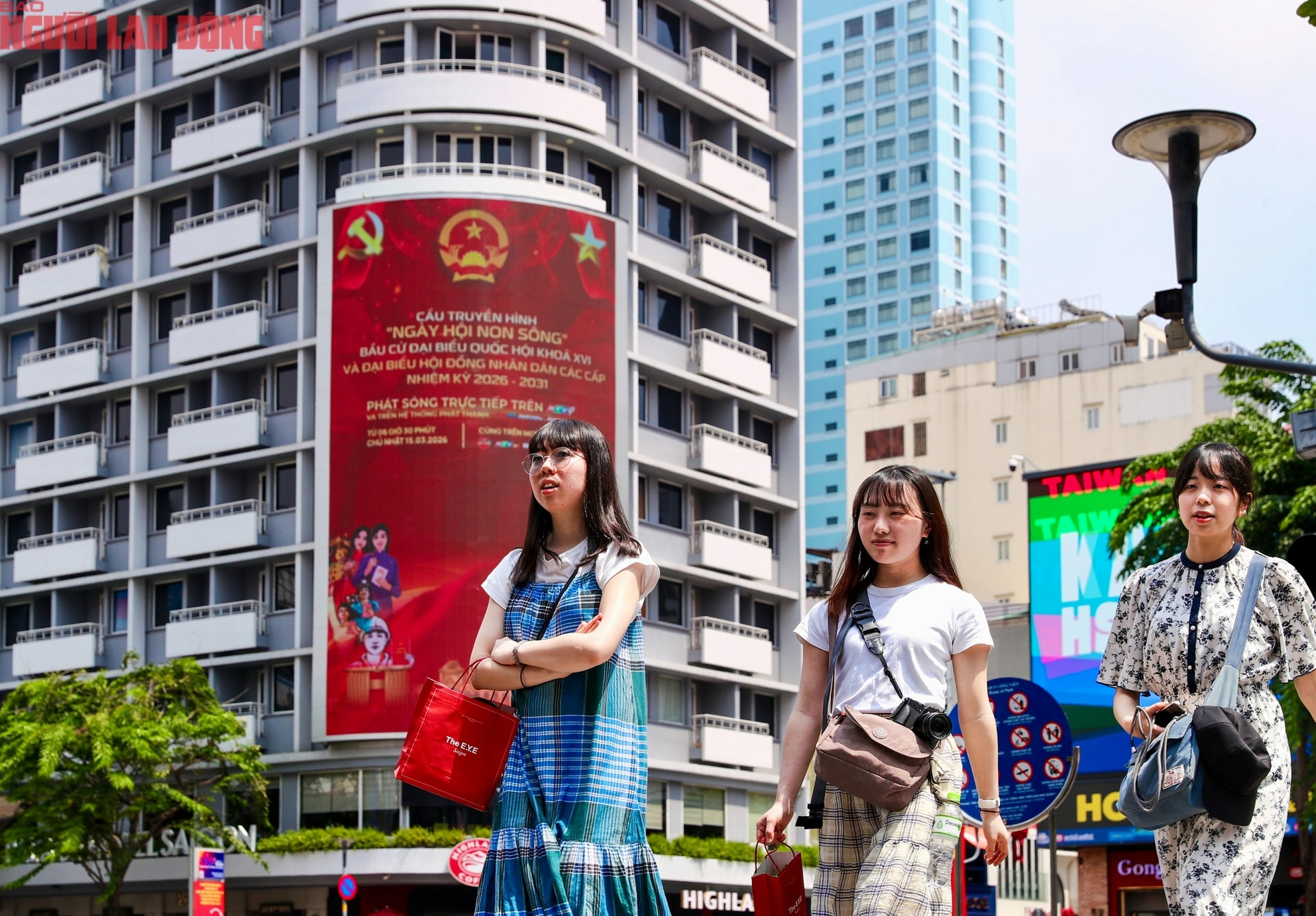 TPHCM rực rỡ cờ hoa chào mừng bầu cử Quốc hội khóa XVI 2026 - Ảnh 7.