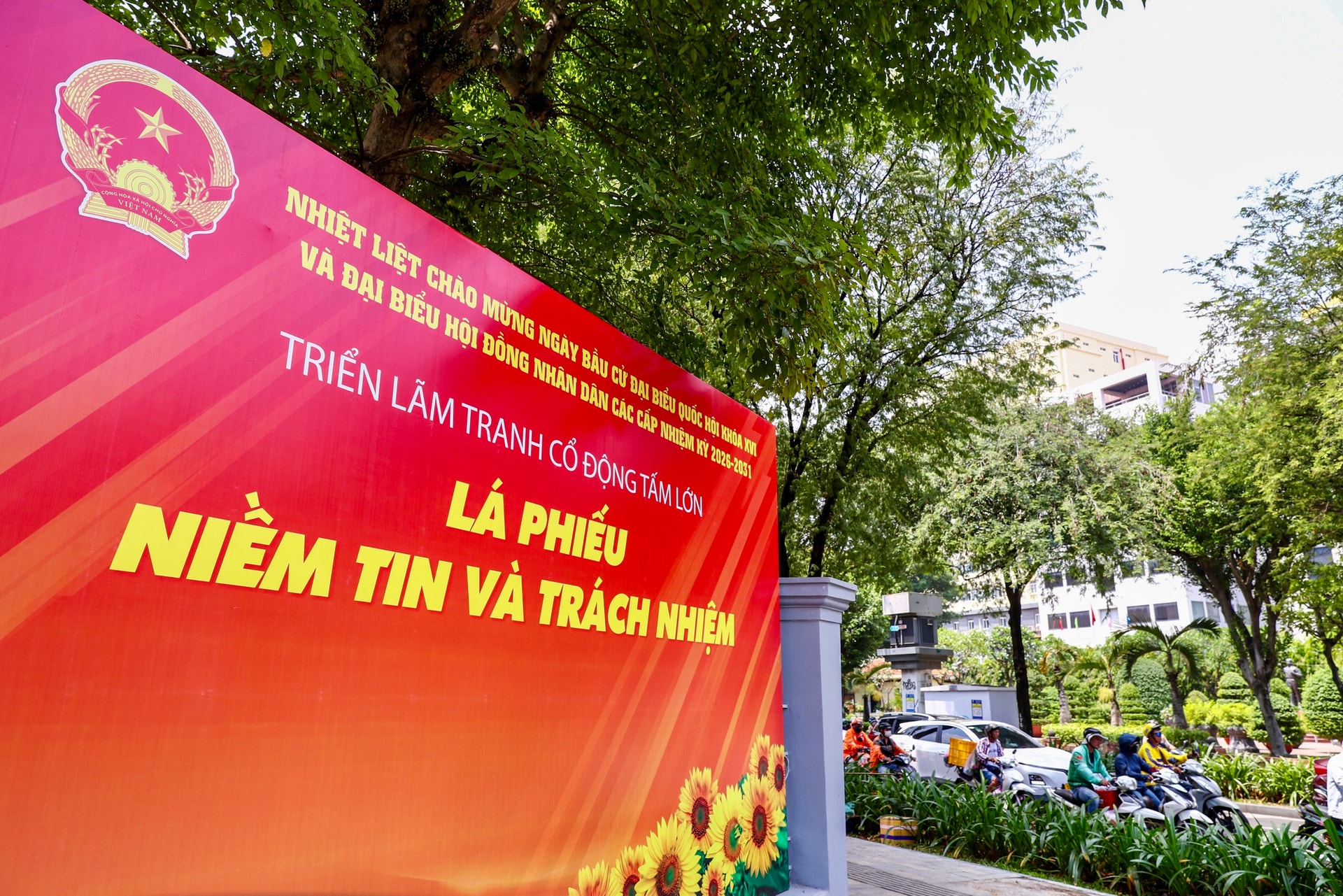 TPHCM rực rỡ cờ hoa chào mừng bầu cử Quốc hội khóa XVI 2026 - Ảnh 12.