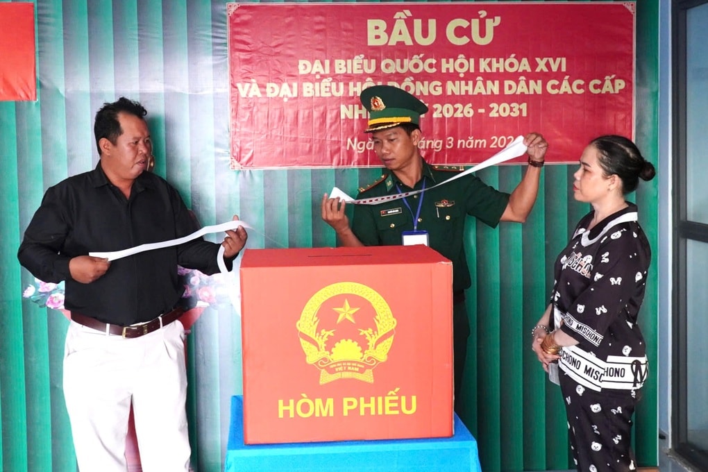 Hàng trăm cử tri 2 cụm đảo ở Cà Mau đi bầu cử sớm - 2