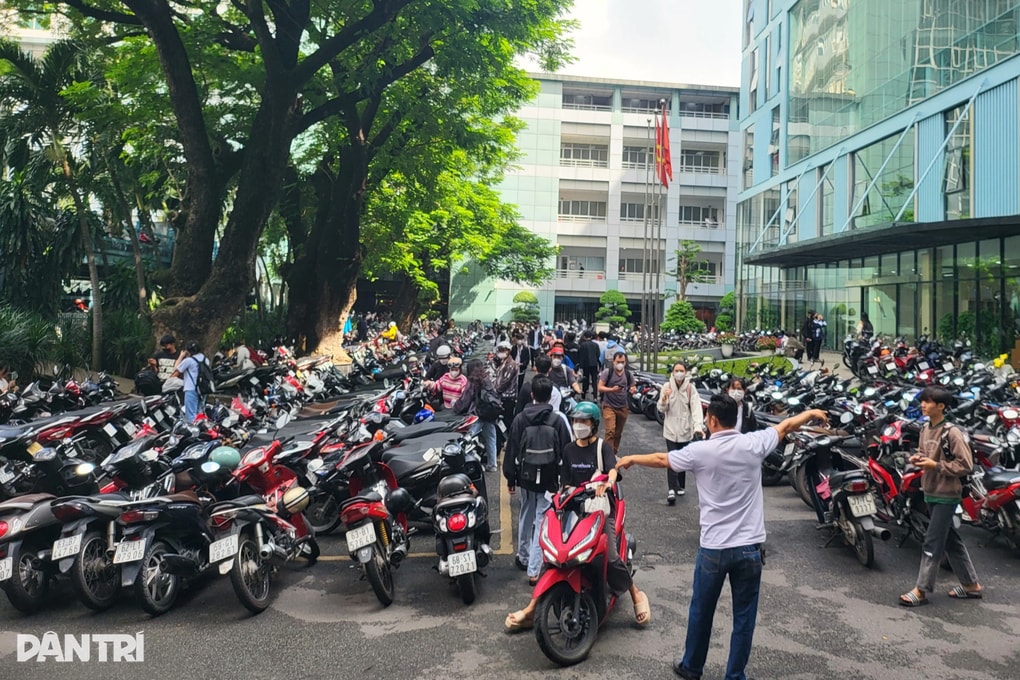 Loạt bãi xe tư đóng cửa, sinh viên ĐH Công nghiệp TPHCM phải bỏ tiết học - 2