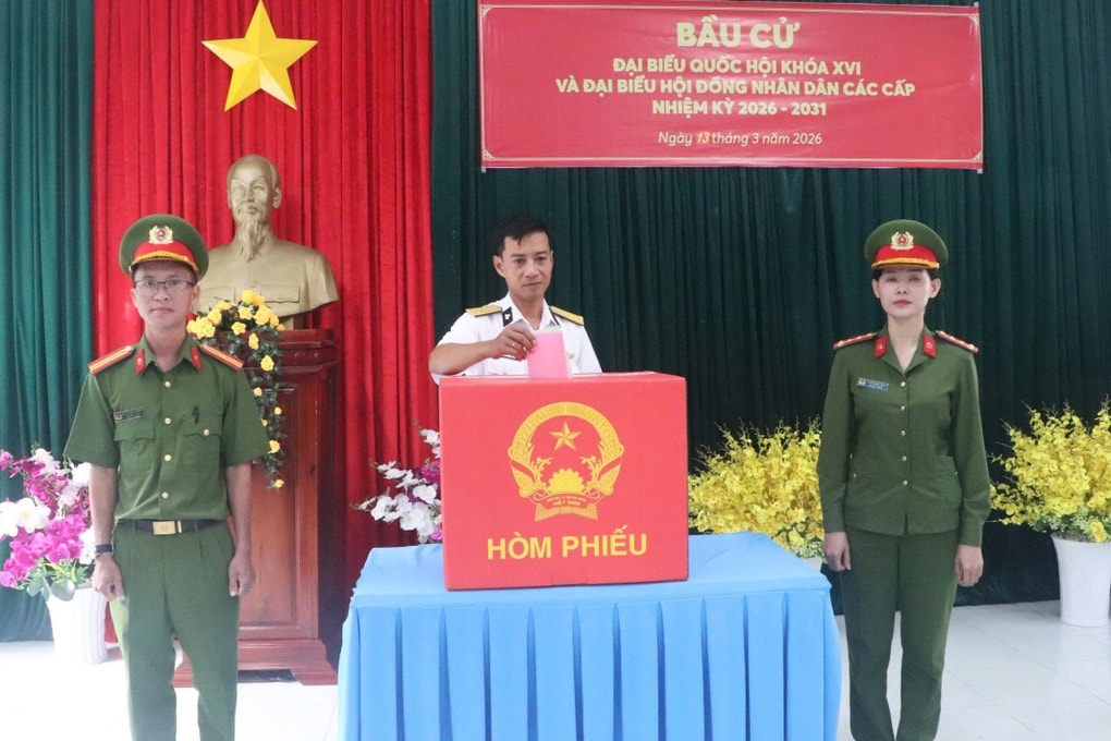 Hàng trăm cử tri 2 cụm đảo ở Cà Mau đi bầu cử sớm - 4