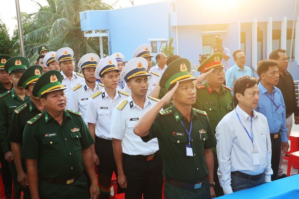 Hàng trăm cử tri 2 cụm đảo ở Cà Mau đi bầu cử sớm - 1