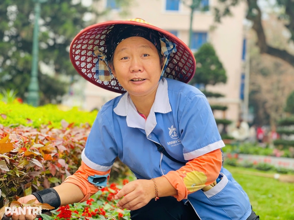 Bất ngờ nữ lao công Đại học Hà Nội “bắn” tiếng Nga, biết nhiều ngoại ngữ - 1