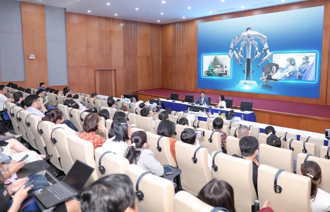 Gần 200 bác sĩ trực tiếp học mổ thị phạm robot được truyền hình trực tiếp từ phòng mổ bệnh viện xuống hội trường Viện nghiên cứu Tâm Anh. Ảnh: Bệnh viện cung cấp