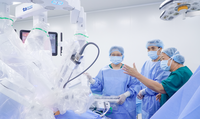 BS.CKII Nguyễn Bá Mỹ Nhi hướng dẫn êkíp bác sĩ trước khi phẫu thuật bằng robot Da Vinci Xi. Ảnh: Bệnh viện cung cấp