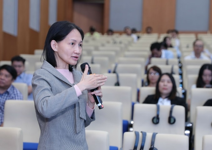 BS.CKII Lê Ngọc Diệp trao đổi cùng các chuyên gia về kỹ thuật mổ robot trong điều trị các bệnh phụ khoa. Ảnh: Bệnh viện cung cấp