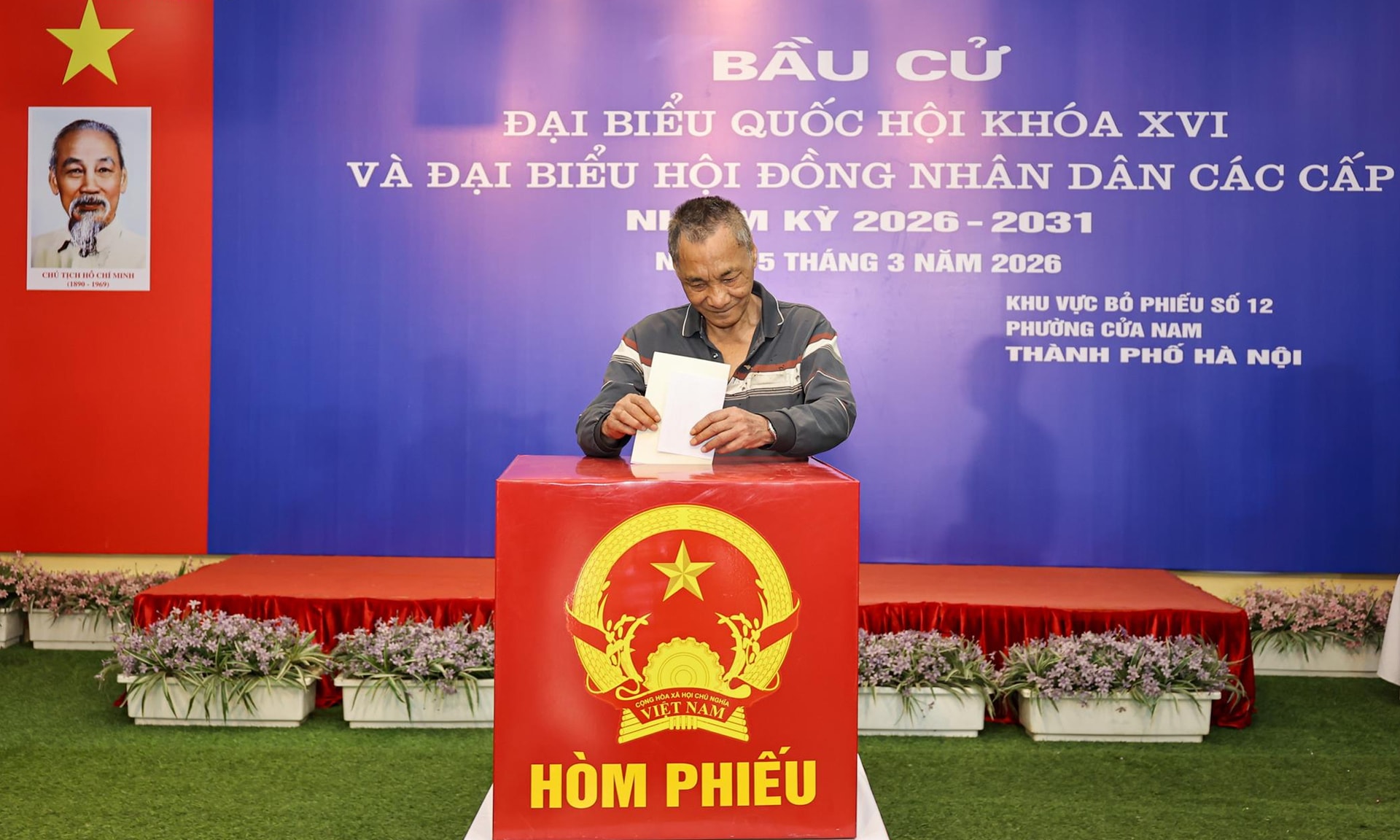 Cử tri phường Cửa Nam (TP Hà Nội) thực hiện quyền bầu cử đại biểu Quốc hội khóa XVI và đại biểu Hội đồng Nhân dân các cấp nhiệm kỳ 2026-2031. (Ảnh: Minh Đức)