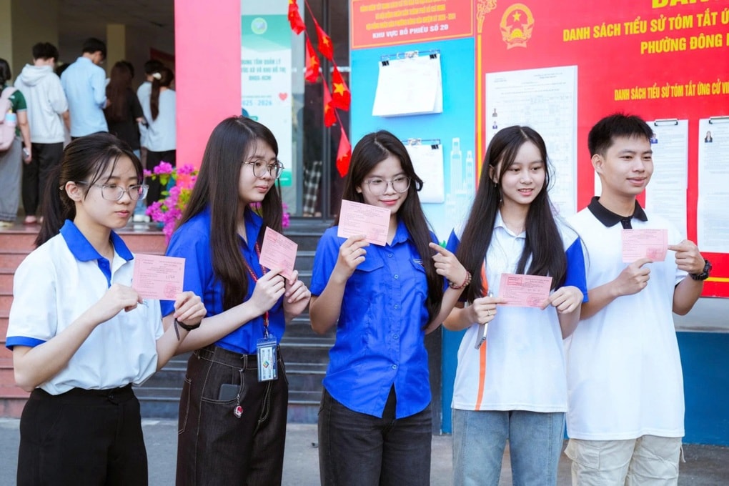 22.000 sinh viên ở ký túc xá lớn nhất nước đi bầu cử - 1