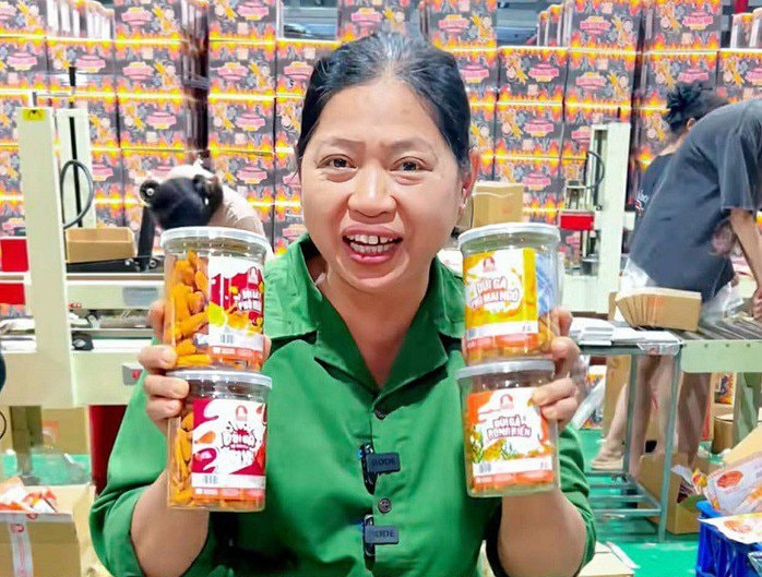 Bà Tuyết, người phụ nữ nông dân, nổi tiếng nhờ bán đồ ăn vặt trên mạng.