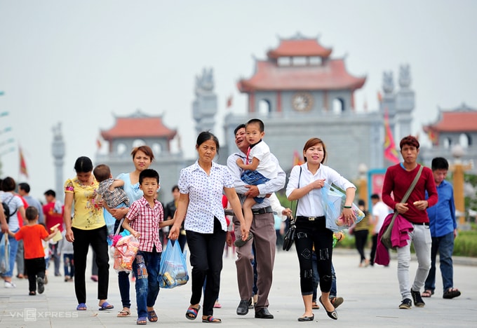 Người dân đổ về Đền Hùng, tỉnh Phú Thọ lễ bái dịp giỗ Tổ. Ảnh: Giang Huy