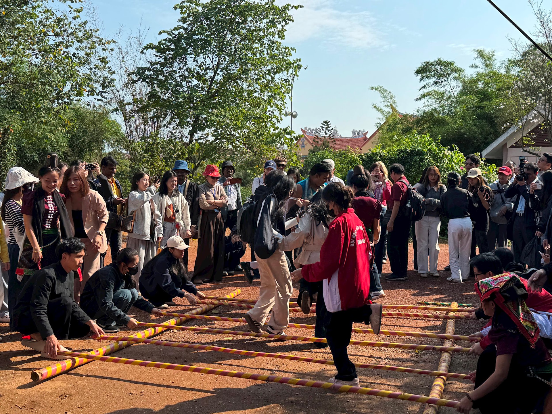hoc-sinh-sinh-vien-duoc-trai-nghiem-nhay-sap-tai-lang-van-hoa-du-lich-cac-dan-toc.jpg