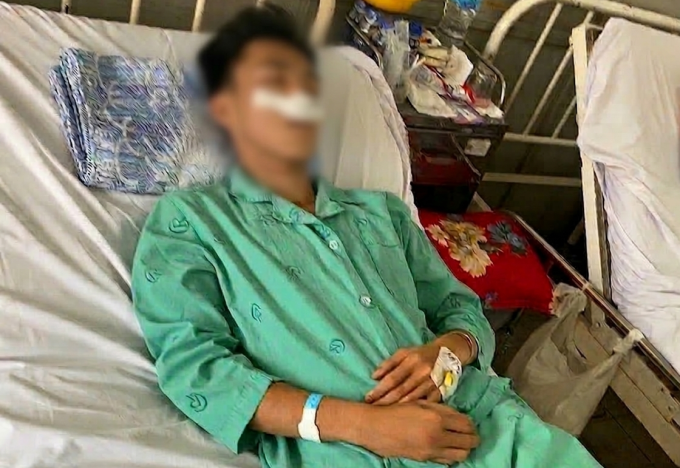 Nam sinh lớp 11 trường THPT Phước Hòa bị đánh, đang điều trị tại Bệnh viện Chợ Rẫy, ngày 19/3. Ảnh: TTXVN