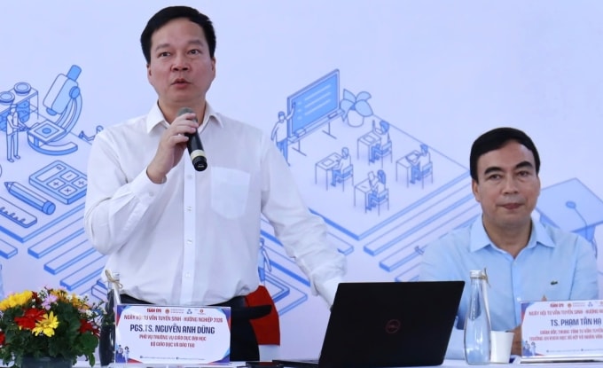 PGS.TS Nguyễn Anh Dũng, Phó vụ trưởng Vụ Giáo dục Đại học, tư vấn cho thí sinh ngày 8/3. Ảnh: Nguyệt Minh