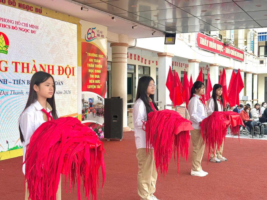 Học sinh Trường THCS Đỗ Ngọc Du (Đại Thanh, Hà Nội) trong lễ trưởng thành Đội. 