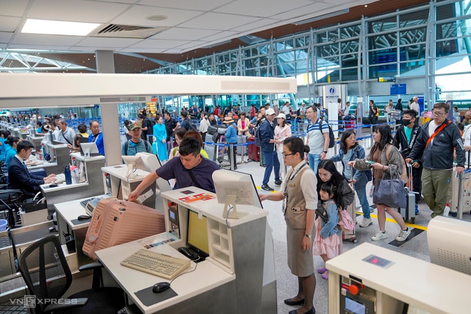 Hành khách làm thủ tục tại Nhà ga quốc tế Đà Nẵng, tháng 4/2025. Ảnh: Nguyễn Đông