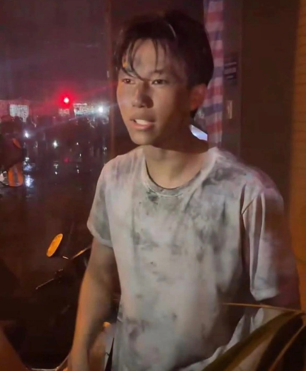 Nam sinh năm 2 ĐH Bách khoa lao vào đám cháy cứu người được khen thưởng - 1