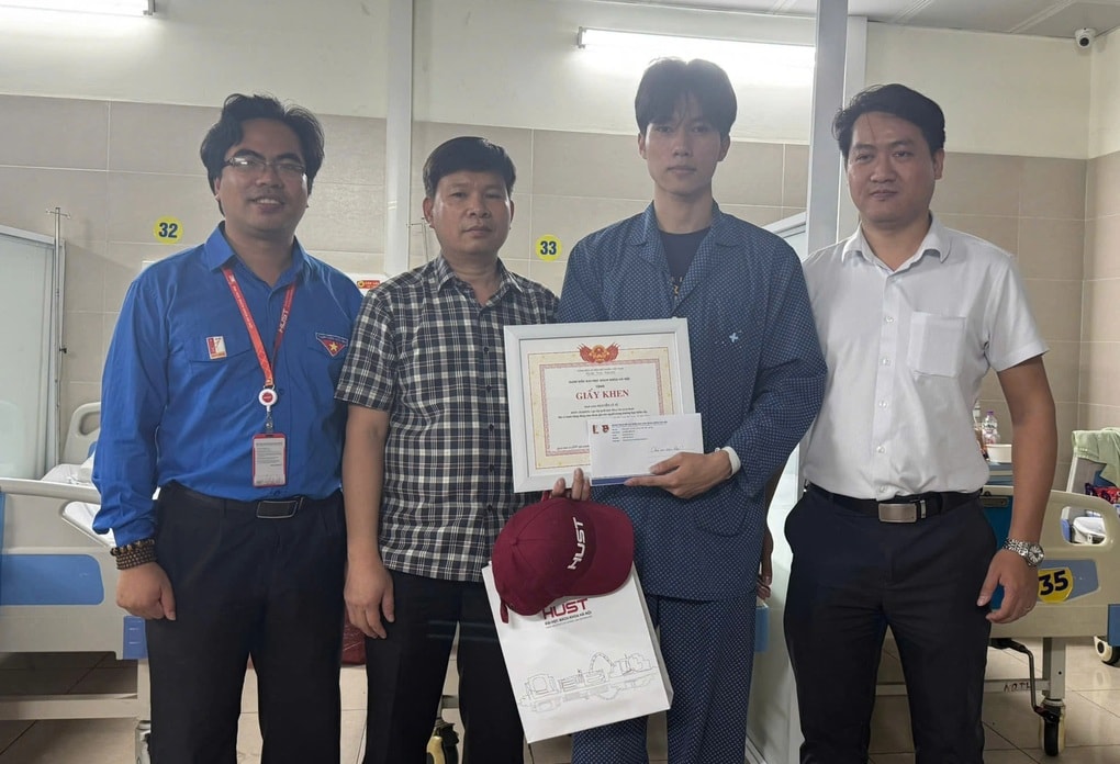 Nam sinh năm 2 ĐH Bách khoa lao vào đám cháy cứu người được khen thưởng - 2