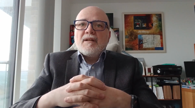 TS Tullio Lobetti cho biết Tổ chức Bảo đảm Chất lượng giáo dục đại học Vương quốc Anh (QAA) qua phần trò chuyện trực tuyến. Ảnh: British Council