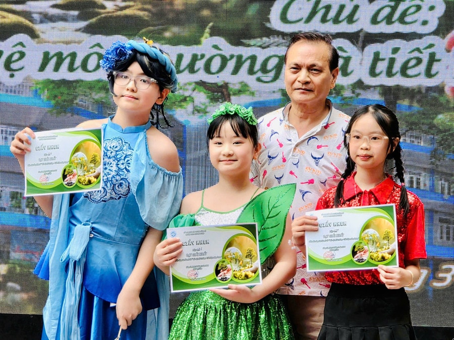 NSƯT Thanh Chi chụp ảnh cùng các em học sinh Trường THCS Chương Dương.