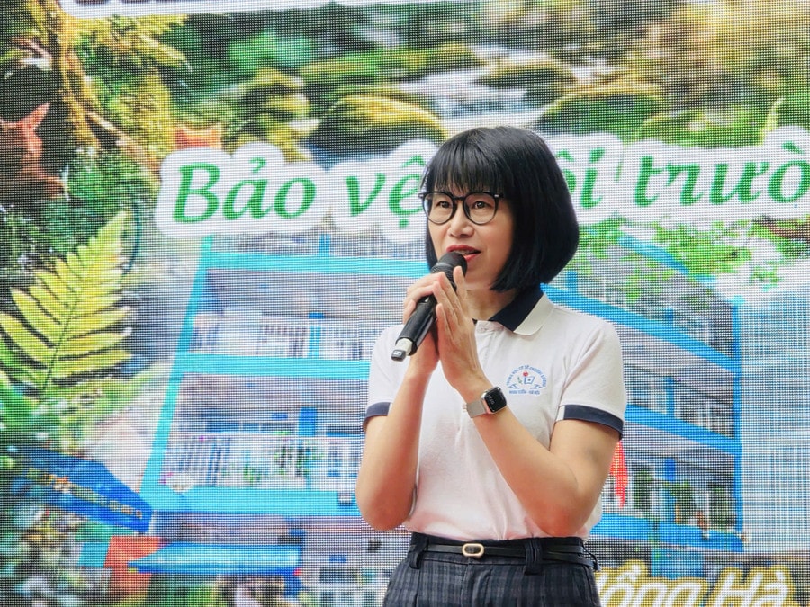 Nhà giáo Nguyễn Thị Vân Hồng nêu bật vai trò của môi trường tới cuộc sống con người. c9.jpg