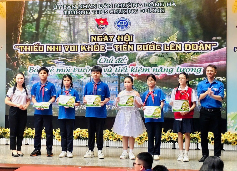 Các đội thi được vinh danh và trao giải tại ngày hội. c1.jpg