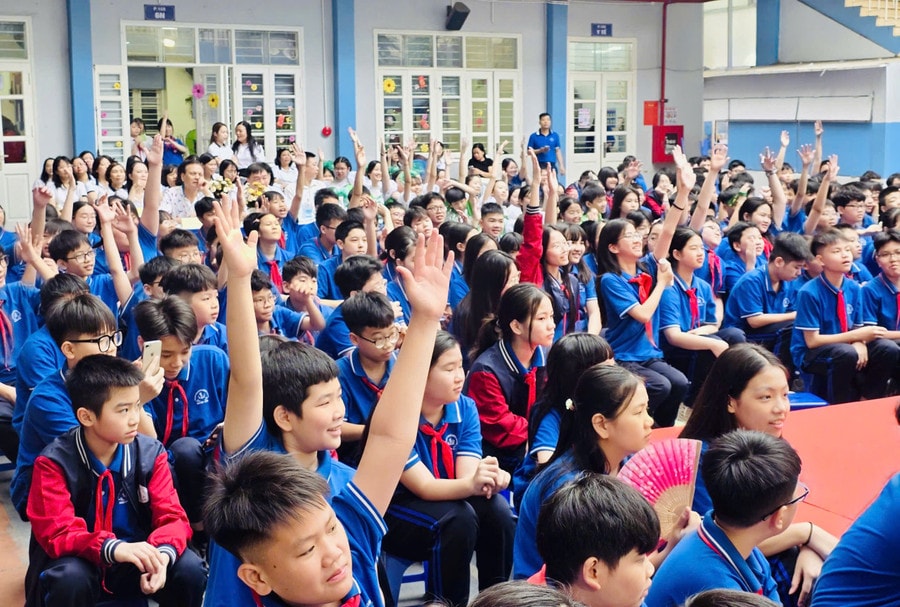 Học sinh phía dưới cũng tham gia trả lời câu hỏi giao lưu từ ban tổ chức. c10.jpg