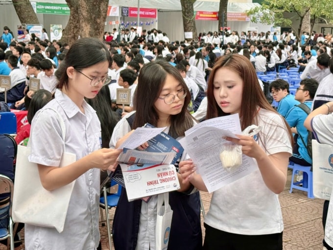 Đại học Thương mại tư vấn tuyển sinh tại trường THPT Nguyễn Thị Minh Khai, Hà Nội hồi tháng 3. Ảnh: Fanpage trường