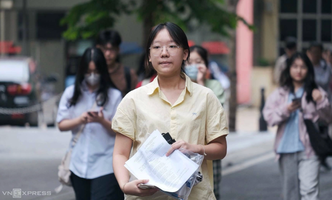 Thí sinh thi lớp 10 chuyên Khoa học Xã hội và Nhân văn, sáng 25/5. Ảnh: Dương Tâm