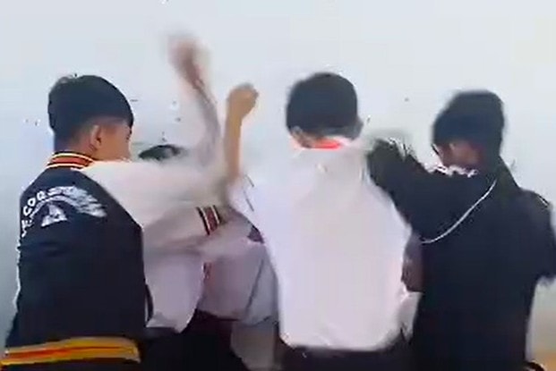 Nhóm học sinh lớp 8 Trường THCS Hàm Chính (Lâm Đồng) vây đánh bạn trong lớp. Ảnh: Cắt từ clip trên MXH