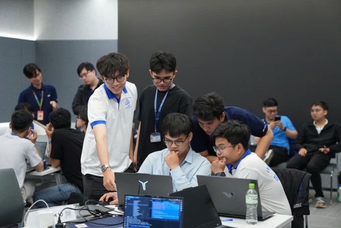 Sinh viên trường Đại học Công nghệ Thông tin, Đại học Quốc gia TP HCM, trong một học phần lập trình game tại doanh nghiệp. Ảnh: UIT