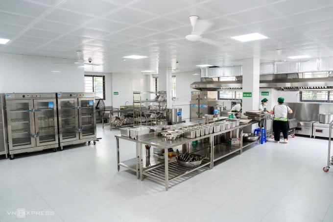 Bếp ăn bán trú của một trường học ở Hà Nôi. Ảnh minh họa: Tùng Đinh
