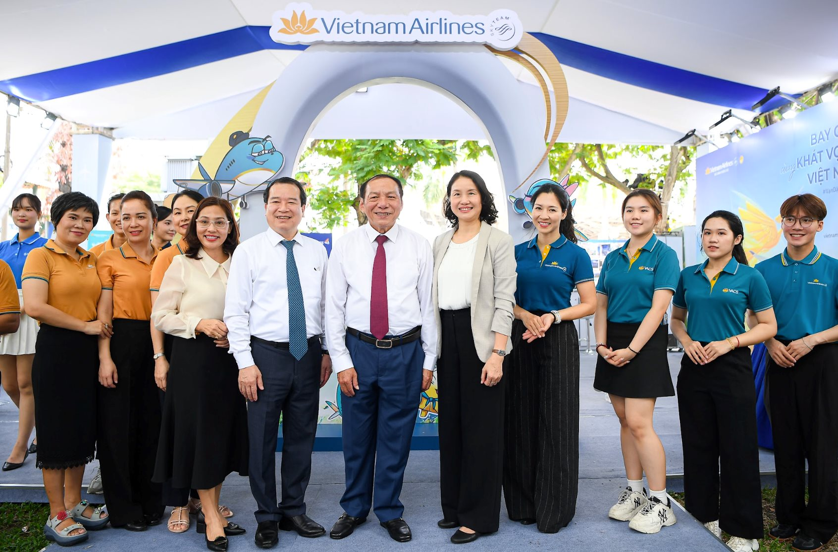 anh-1-ong-nguyen-van-hung-bo-truong-bo-van-hoa-the-thao-va-du-lich-dung-giua-cung-ong-ha-van-sieu-pho-cuc-truong-cuc-du-lich-quoc-gia-viet-nam-ben-trai-tham-quan-gian-hang-cua-vietnam-airlines..png