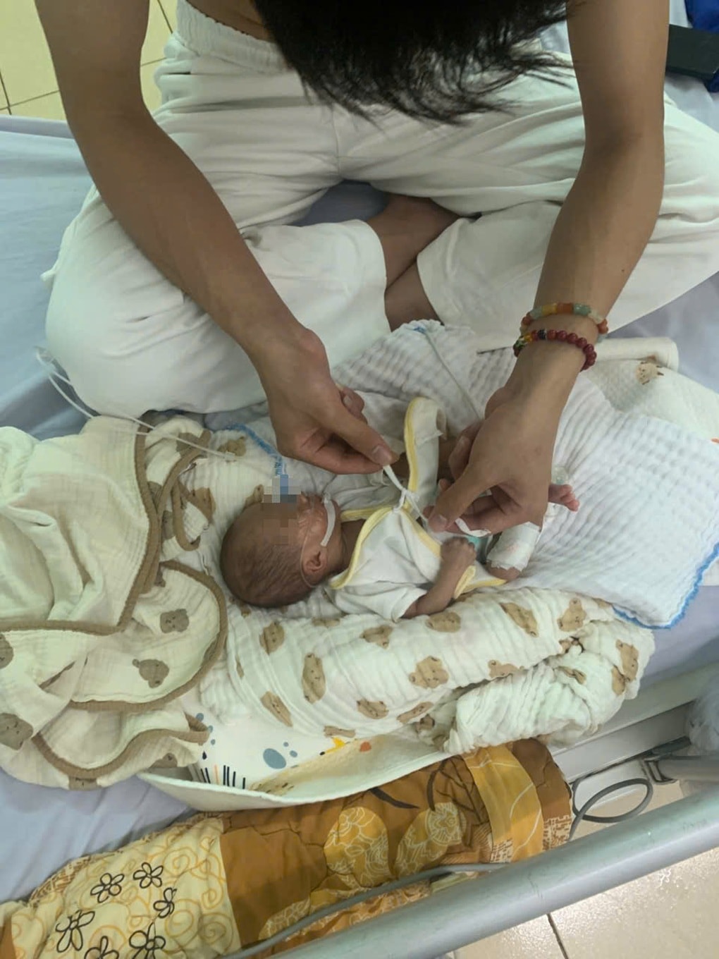 Nam sinh điển trai học giỏi gây sốt khi tình nguyện ấp bé sơ sinh 1,1kg - 2