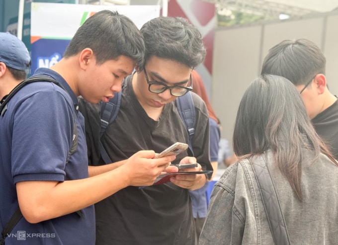 Sinh viên trường Quốc tế, Đại học Quốc gia Hà Nội tham gia Tuần lễ kết nối việc làm, ngày 4/4. Ảnh: Dương Tâm