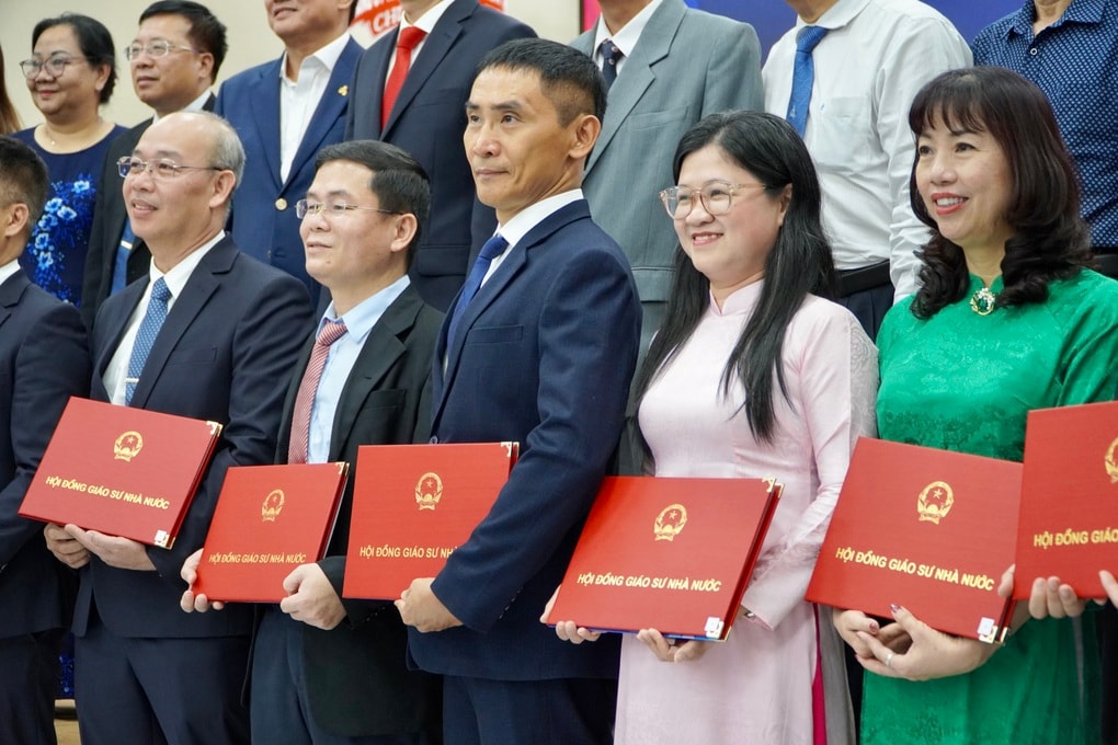 Giáo viên được nghỉ hưu muộn tới 10 năm: Điều kiện và thủ tục ra sao? - 1