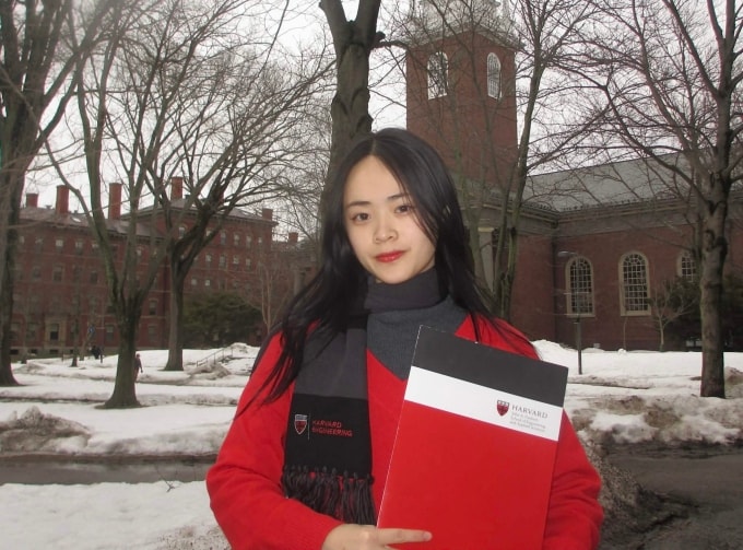Vũ Hà Châu trong khuôn viên Đại học Harvard, Mỹ. Ảnh: Nhân vật cung cấp