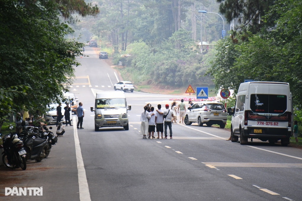 Nhiều nhóm du khách đưa trẻ em ra giữa quốc lộ để chụp ảnh - 3