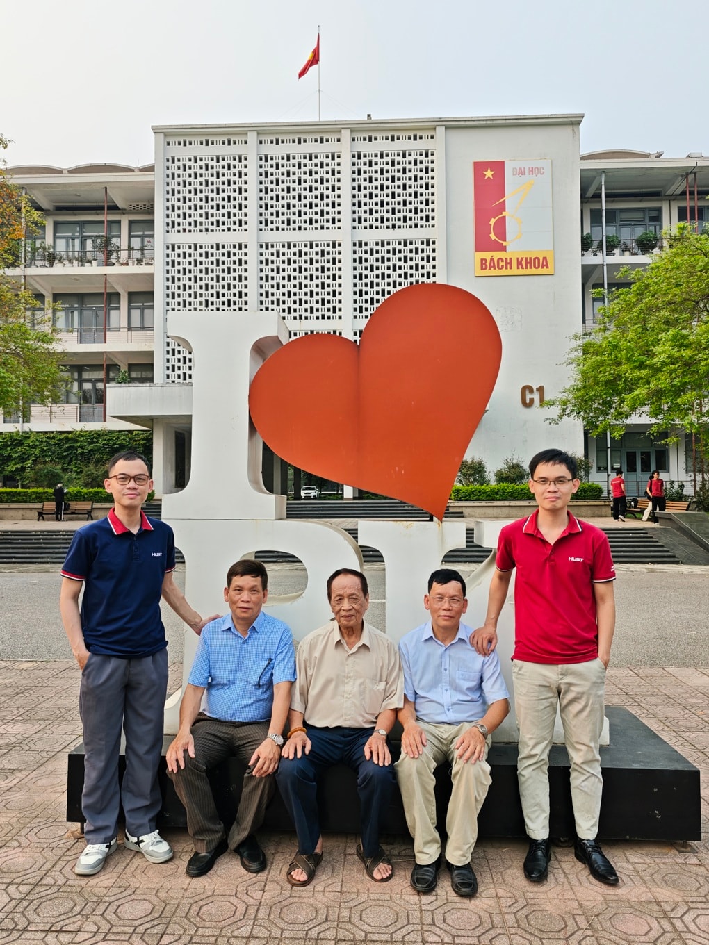 “Gia tộc ba đời” đều học Đại học Bách khoa gây bão mạng - 2