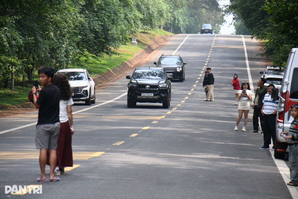 Nhiều nhóm du khách đưa trẻ em ra giữa quốc lộ để chụp ảnh - 2