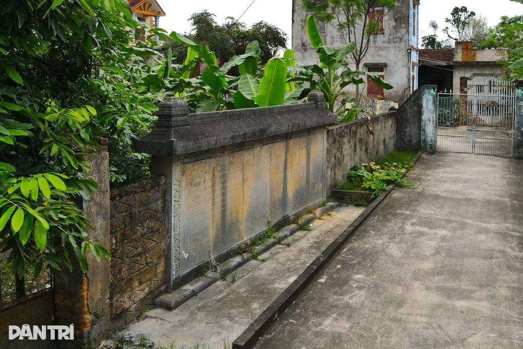 “Giải cứu” bia cổ hơn 300 năm bị trưng dụng làm tường rào nhà dân - 1