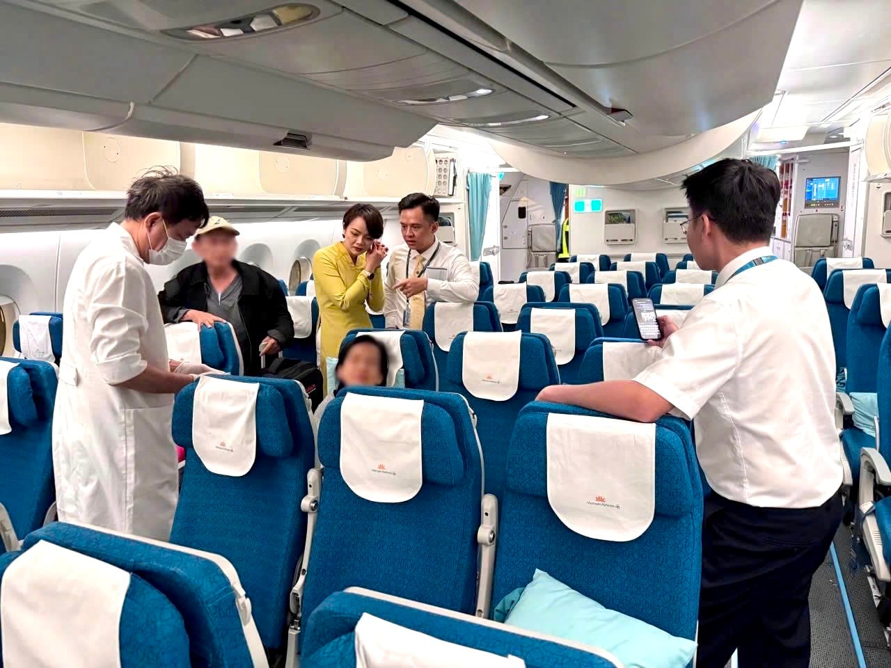 vietnam-airlines-phoi-hop-cung-cac-bac-si-co-mat-tren-chuyen-bay-cap-cuu-kip-thoi-ho-tro-va-xu-ly-chuyen-nghiep.jpg
